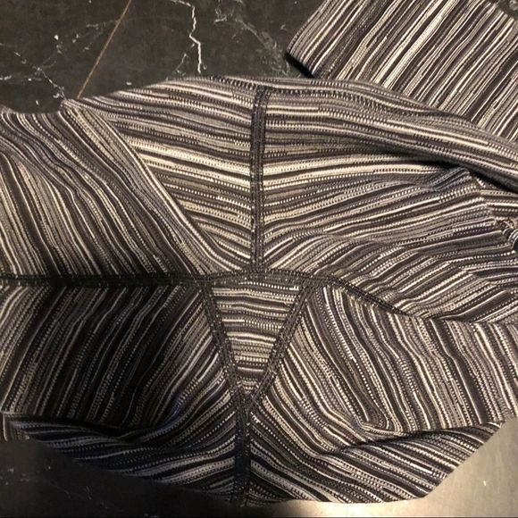 Lululemon WUP size 4 - Picture 10 of 11